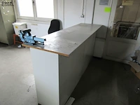 Lot 549 - archiefkasten, werkblad en bankschroef - afbeelding 2 van  4