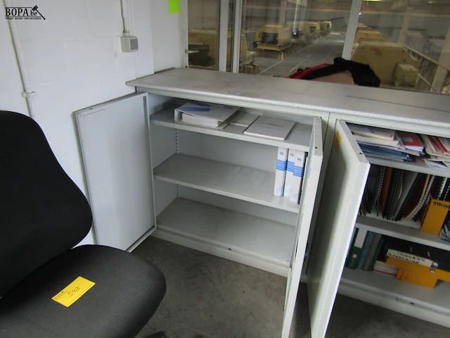 Lot 549 - archiefkasten, werkblad en bankschroef - afbeelding 3 van  4