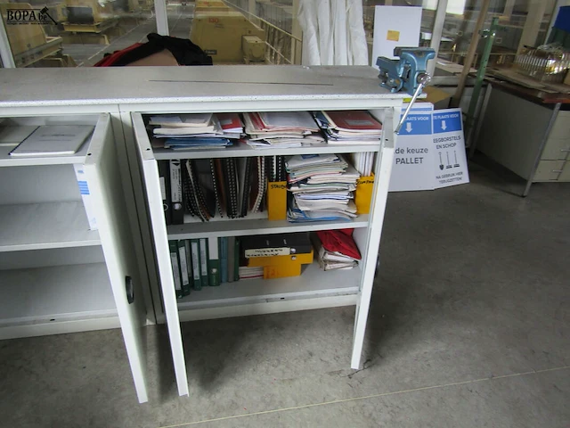 Lot 549 - archiefkasten, werkblad en bankschroef - afbeelding 4 van  4