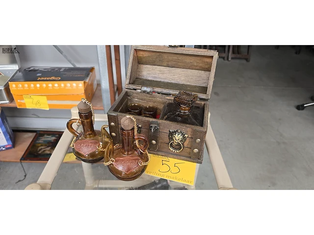 Lot 55 - karafset in houten kistje en olie- en azijn set - afbeelding 1 van  4
