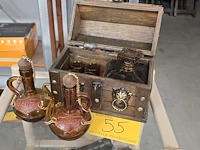Lot 55 - karafset in houten kistje en olie- en azijn set - afbeelding 1 van  4