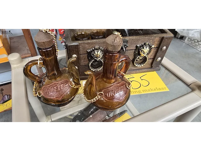 Lot 55 - karafset in houten kistje en olie- en azijn set - afbeelding 2 van  4