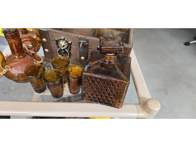 Lot 55 - karafset in houten kistje en olie- en azijn set - afbeelding 3 van  4