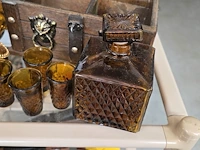 Lot 55 - karafset in houten kistje en olie- en azijn set - afbeelding 3 van  4
