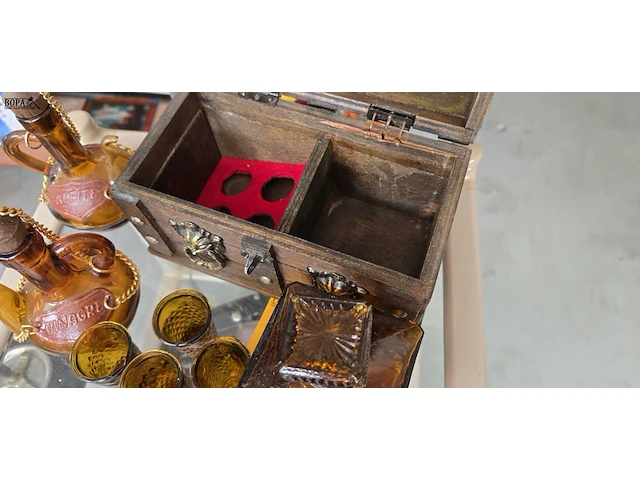 Lot 55 - karafset in houten kistje en olie- en azijn set - afbeelding 4 van  4