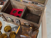 Lot 55 - karafset in houten kistje en olie- en azijn set - afbeelding 4 van  4
