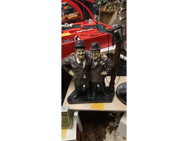 Lot 55 - laurel & hardy bij lantaarn - afbeelding 1 van  3
