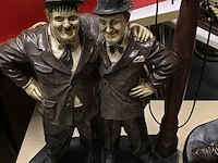 Lot 55 - laurel & hardy bij lantaarn - afbeelding 1 van  3