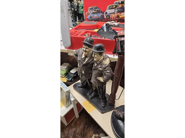 Lot 55 - laurel & hardy bij lantaarn - afbeelding 2 van  3