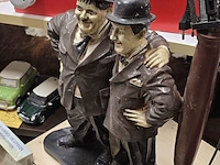 Lot 55 - laurel & hardy bij lantaarn - afbeelding 2 van  3