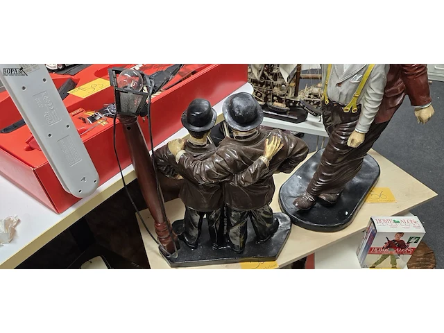 Lot 55 - laurel & hardy bij lantaarn - afbeelding 3 van  3