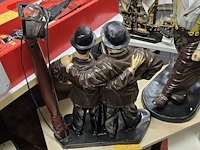 Lot 55 - laurel & hardy bij lantaarn - afbeelding 3 van  3