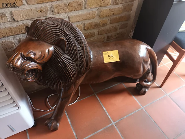 Lot 55 - leeuw in hardhout - afbeelding 1 van  4