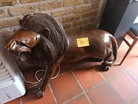 Lot 55 - leeuw in hardhout - afbeelding 1 van  4