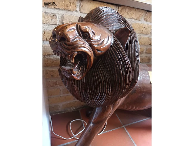 Lot 55 - leeuw in hardhout - afbeelding 2 van  4