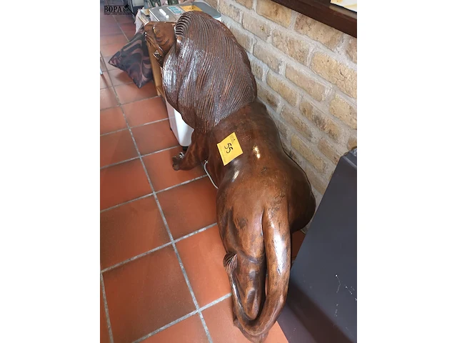Lot 55 - leeuw in hardhout - afbeelding 3 van  4