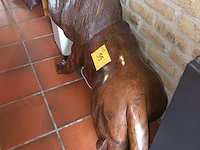 Lot 55 - leeuw in hardhout - afbeelding 3 van  4