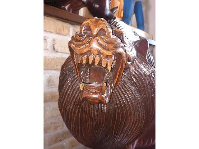 Lot 55 - leeuw in hardhout - afbeelding 4 van  4