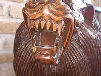 Lot 55 - leeuw in hardhout - afbeelding 4 van  4