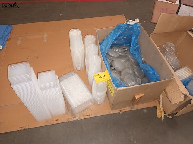 Lot 55 - plastieken potten met deksel - afbeelding 1 van  3