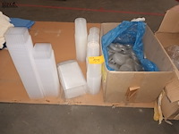 Lot 55 - plastieken potten met deksel - afbeelding 2 van  3