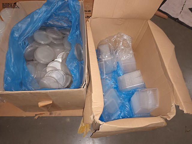 Lot 55 - plastieken potten met deksel - afbeelding 3 van  3