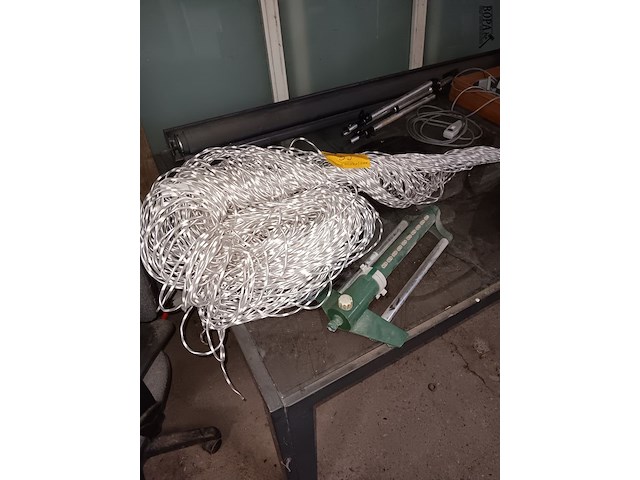 Lot 55 - vliegengordijn en sprinkler - afbeelding 1 van  1