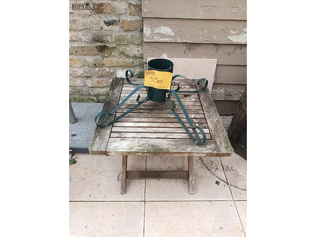 Lot 550 - houten bijzettafel en ijzeren voet - afbeelding 1 van  4