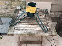 Lot 550 - houten bijzettafel en ijzeren voet - afbeelding 1 van  4