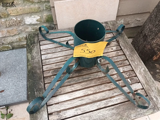 Lot 550 - houten bijzettafel en ijzeren voet - afbeelding 2 van  4