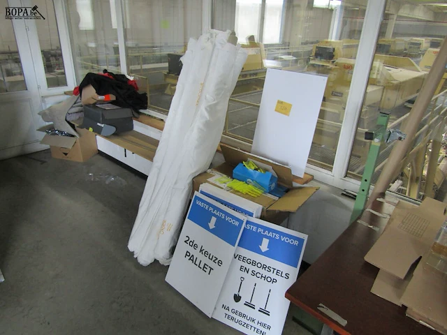 Lot 550 - rollen stof, infoborden en tag pins - afbeelding 1 van  3