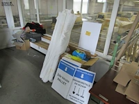 Lot 550 - rollen stof, infoborden en tag pins - afbeelding 1 van  3