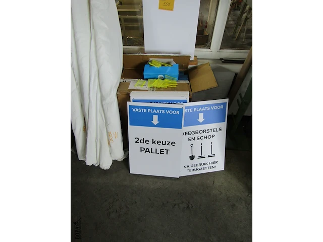 Lot 550 - rollen stof, infoborden en tag pins - afbeelding 2 van  3