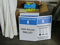 Lot 550 - rollen stof, infoborden en tag pins - afbeelding 2 van  3