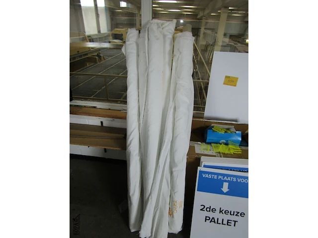 Lot 550 - rollen stof, infoborden en tag pins - afbeelding 3 van  3