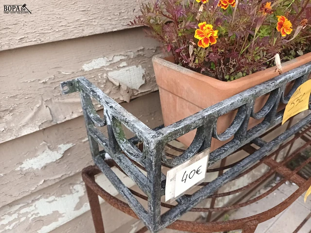 Lot 552 - bloembakhouder en bloembak - afbeelding 2 van  4