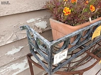 Lot 552 - bloembakhouder en bloembak - afbeelding 2 van  4