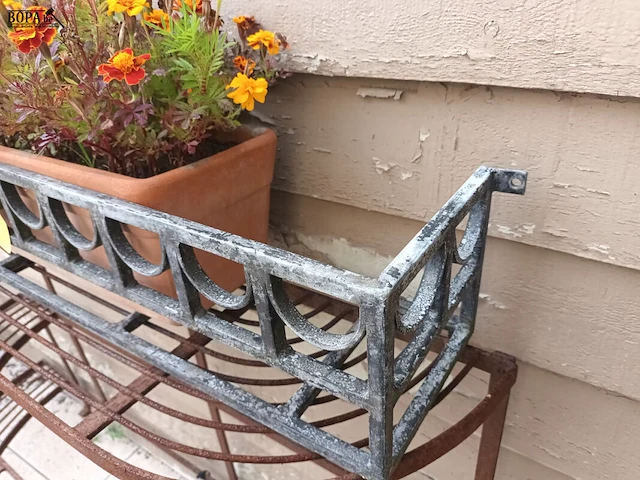 Lot 552 - bloembakhouder en bloembak - afbeelding 4 van  4