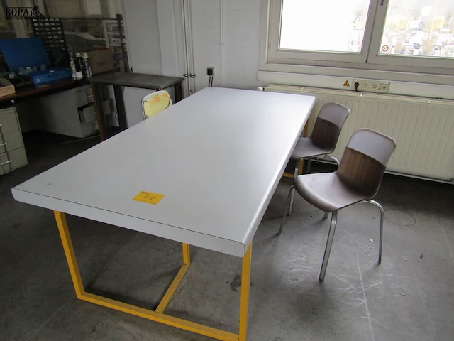 Lot 552 - werktafel en stoelen - afbeelding 1 van  3