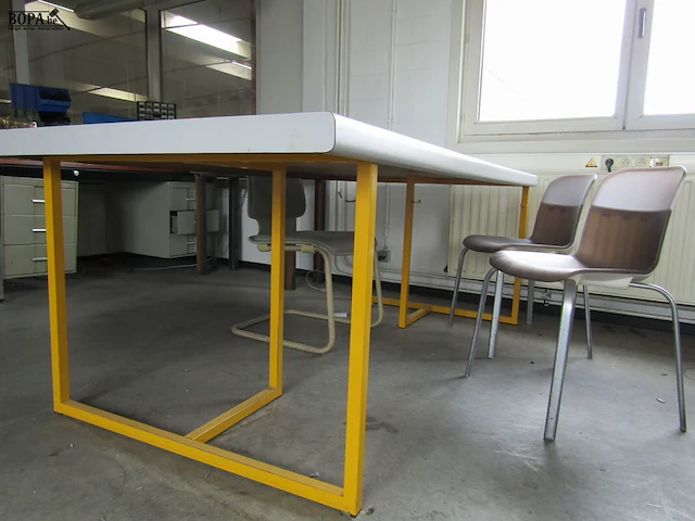 Lot 552 - werktafel en stoelen - afbeelding 2 van  3