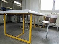 Lot 552 - werktafel en stoelen - afbeelding 2 van  3