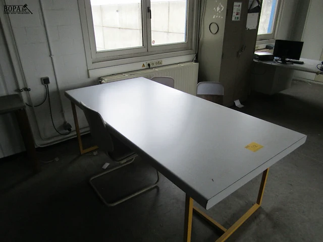 Lot 552 - werktafel en stoelen - afbeelding 3 van  3