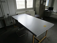 Lot 552 - werktafel en stoelen - afbeelding 3 van  3