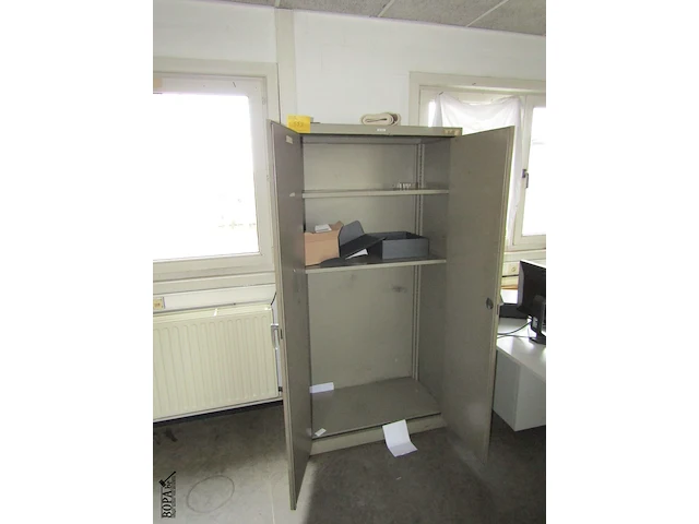 Lot 553 - metalen archiefkast - afbeelding 2 van  2
