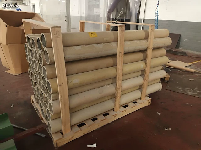 Lot 553 - pallet met kartonnen buizen. 2 stuks - afbeelding 1 van  4