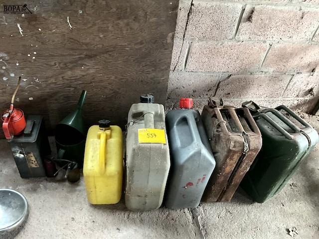 Lot 554 - jerrycans, oliekannen, bidons plastiek, 10 stuks - afbeelding 1 van  5