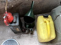 Lot 554 - jerrycans, oliekannen, bidons plastiek, 10 stuks - afbeelding 2 van  5