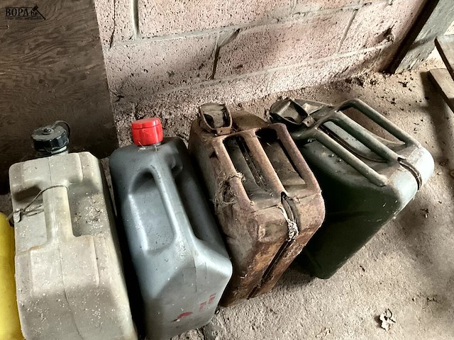 Lot 554 - jerrycans, oliekannen, bidons plastiek, 10 stuks - afbeelding 5 van  5