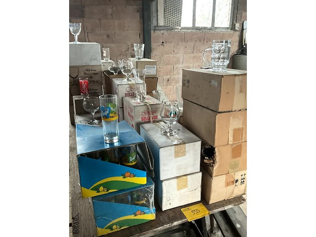 Lot 555 - groot lot glazen dranken bier water limo fruitsap - afbeelding 5 van  12