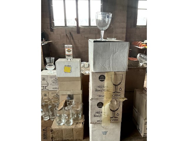 Lot 555 - groot lot glazen dranken bier water limo fruitsap - afbeelding 9 van  12